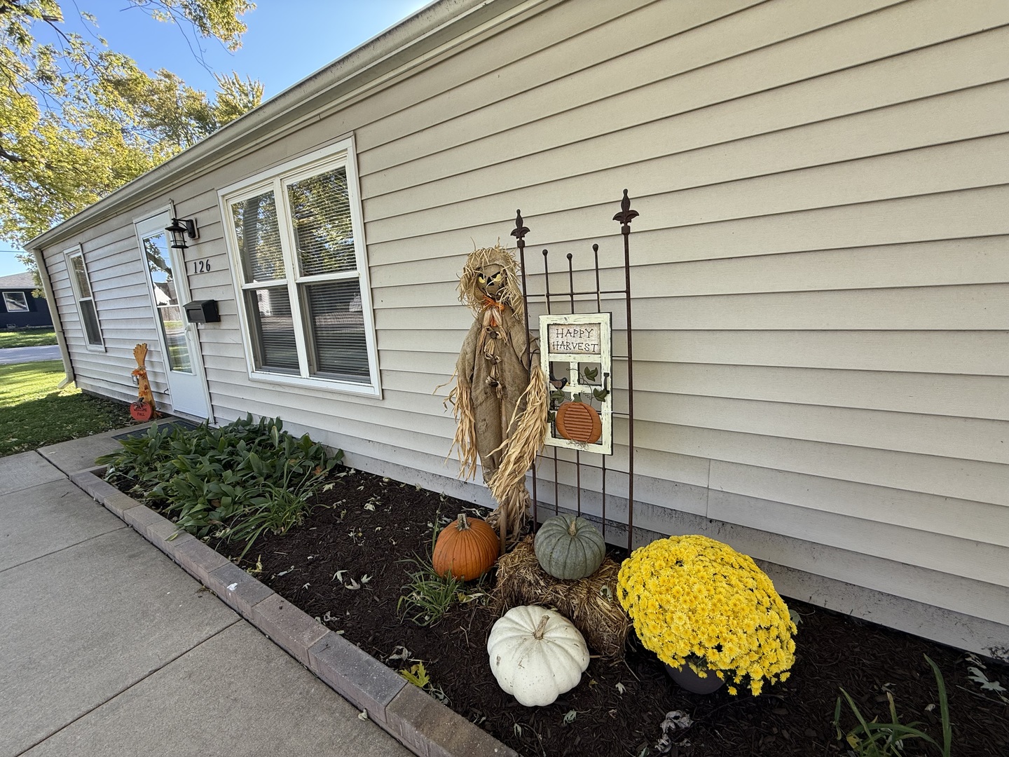 126 East Kerr Street Sycamore, IL 60178 - Photo 3 of 20 a backyard of a house