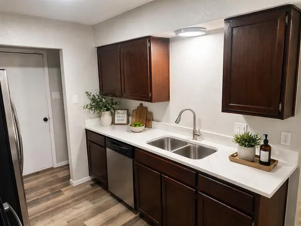 $1,650 | 517 Signal Hill Court South, Unit 517, Fort Worth, TX 76112