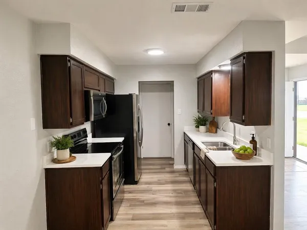 $1,650 | 517 Signal Hill Court South, Unit 517, Fort Worth, TX 76112