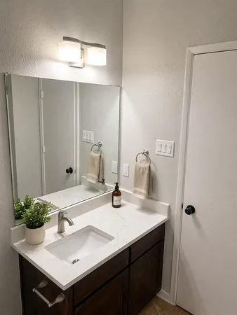 $1,650 | 517 Signal Hill Court South, Unit 517, Fort Worth, TX 76112