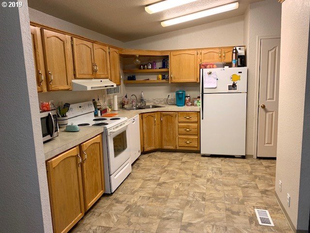 3685 Southwest Marshall Court Pendleton, OR 97801 - Photo 9 of 32