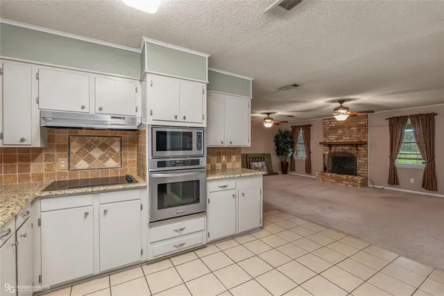 a view of an house with backyard and a garden