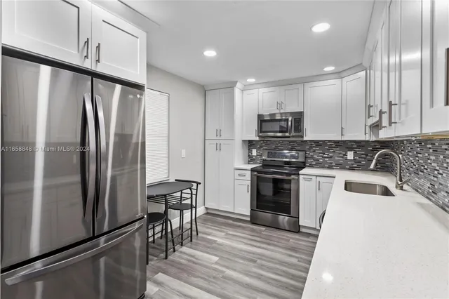 $2,850 | 3980 Oaks Clubhouse Drive, Unit 303, Pompano Beach, FL 33069