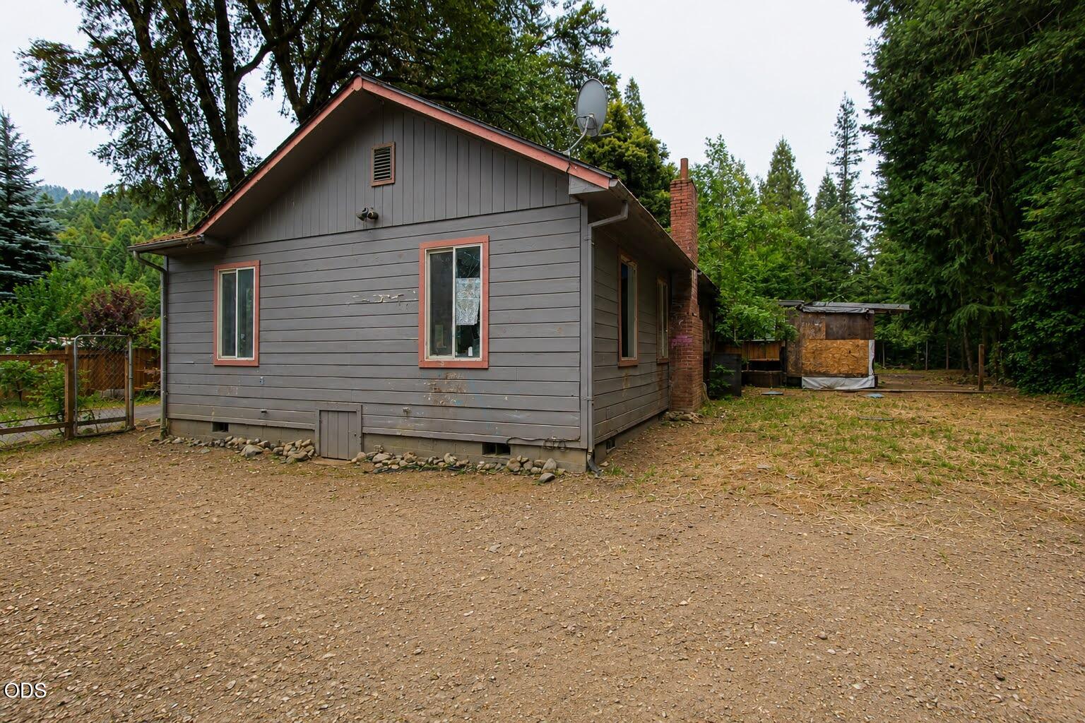 189 Bloom Road Wolf Creek, OR 97497 - Photo 4 of 13