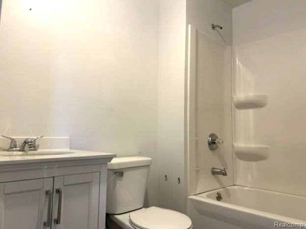 8475 Bridge Lake Road Clarkston, MI 48348 - Photo 20 of 31 Second full bathroom