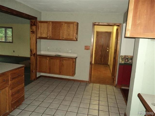 936 East Gunn Road Rochester, MI 48306 - Photo 5 of 12 4.jpg