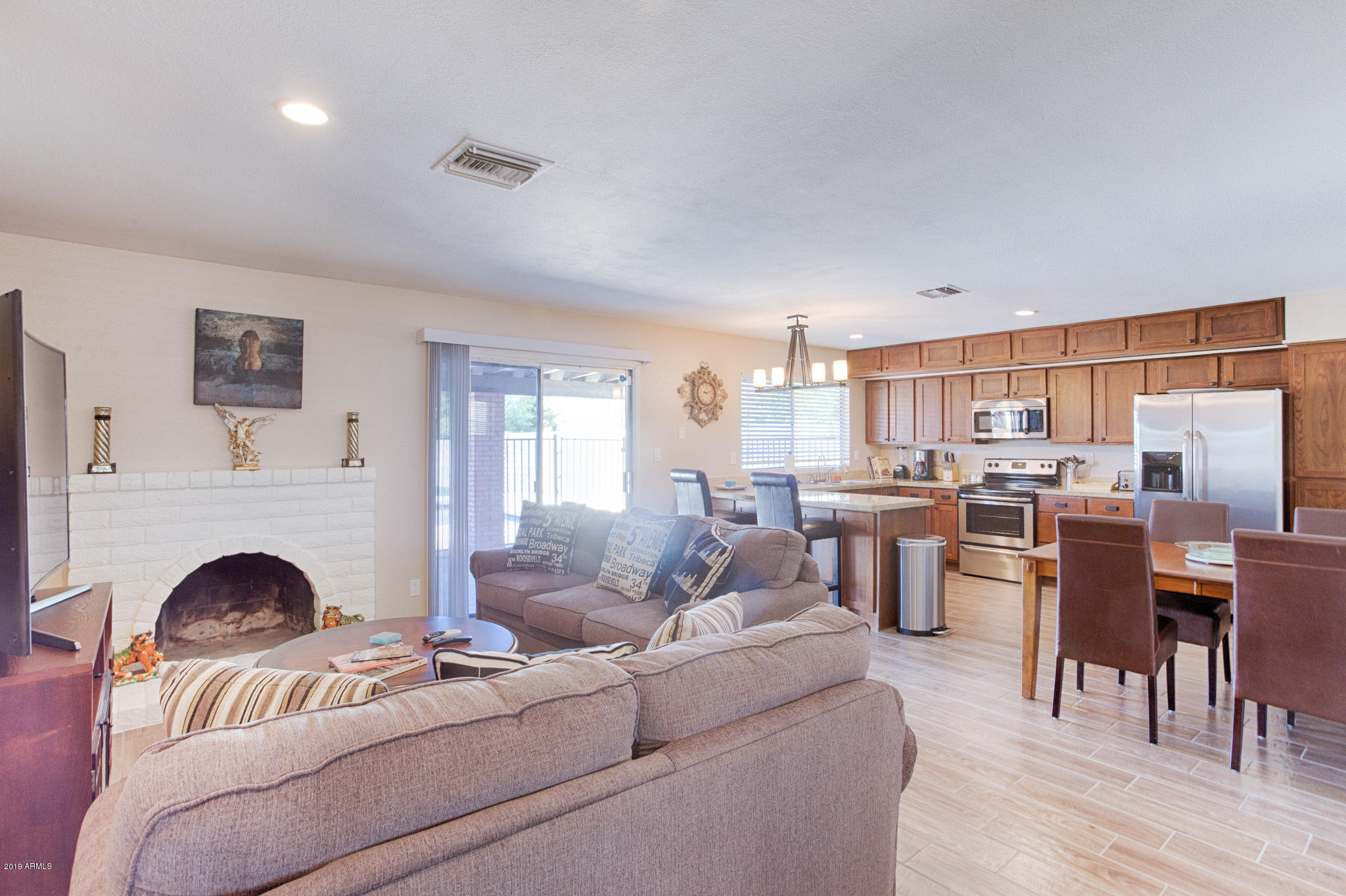 4550 East Vineyard Road Phoenix, AZ 85042 - Photo 4 of 15 LIving/Kitchen