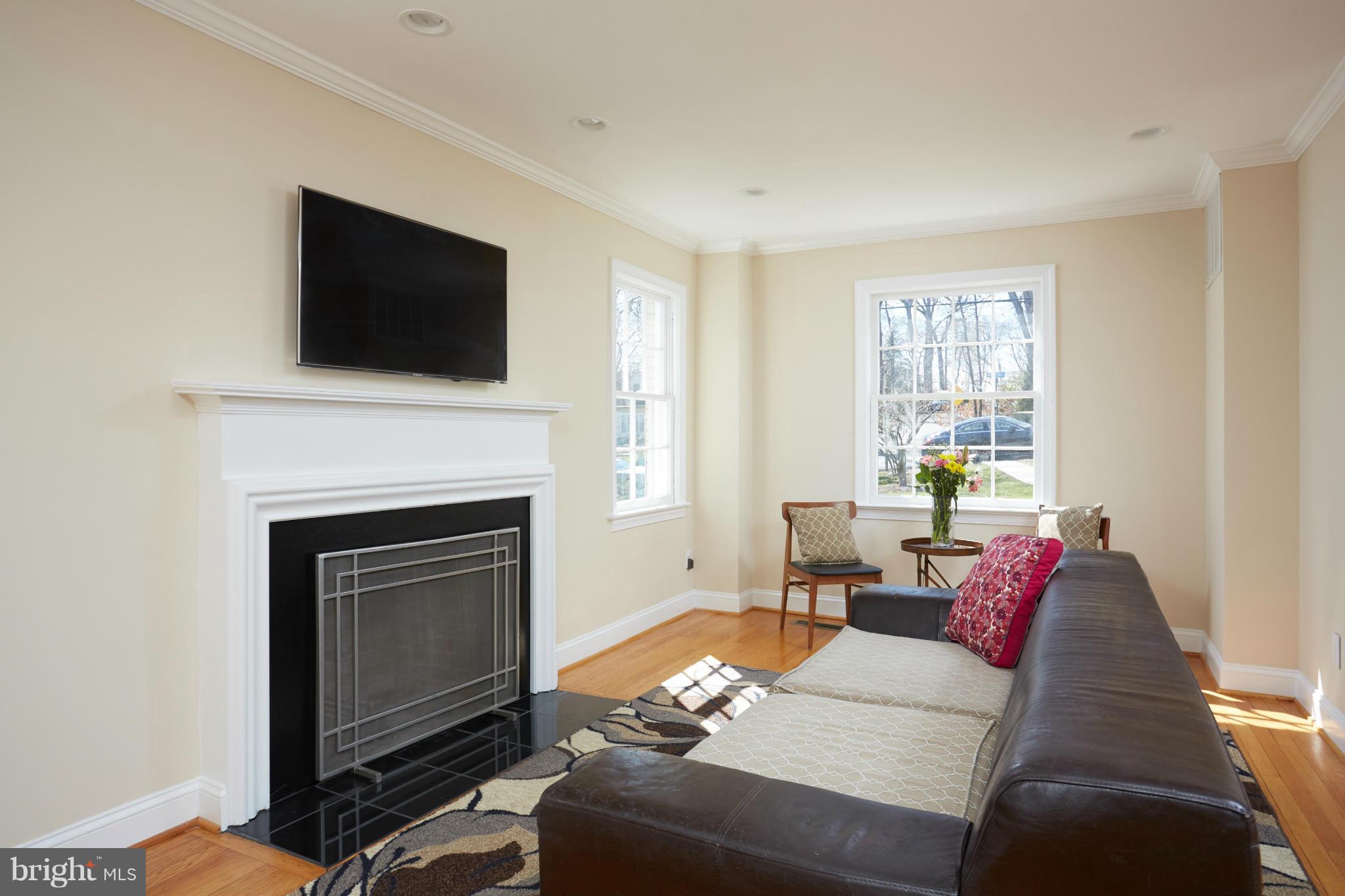 5963 Wilton Road Alexandria, VA 22310 - Photo 2 of 30 Living Room