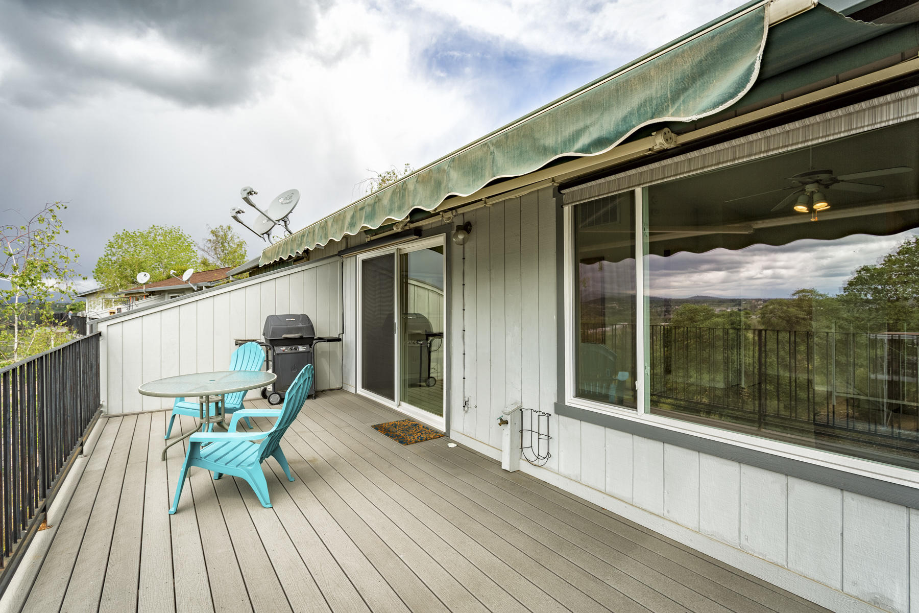 200 Ridgetop Drive, Unit 7 Redding, CA 96003 - Photo 23 of 29 Retractable awning