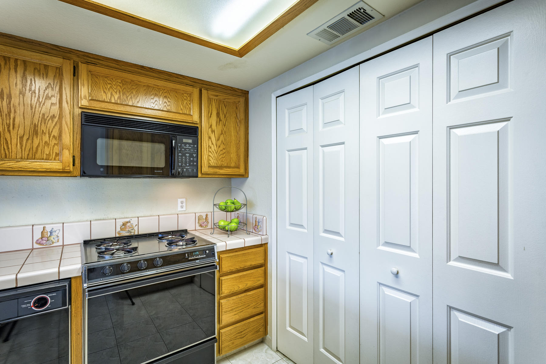 200 Ridgetop Drive, Unit 7 Redding, CA 96003 - Photo 8 of 29 Kitchen