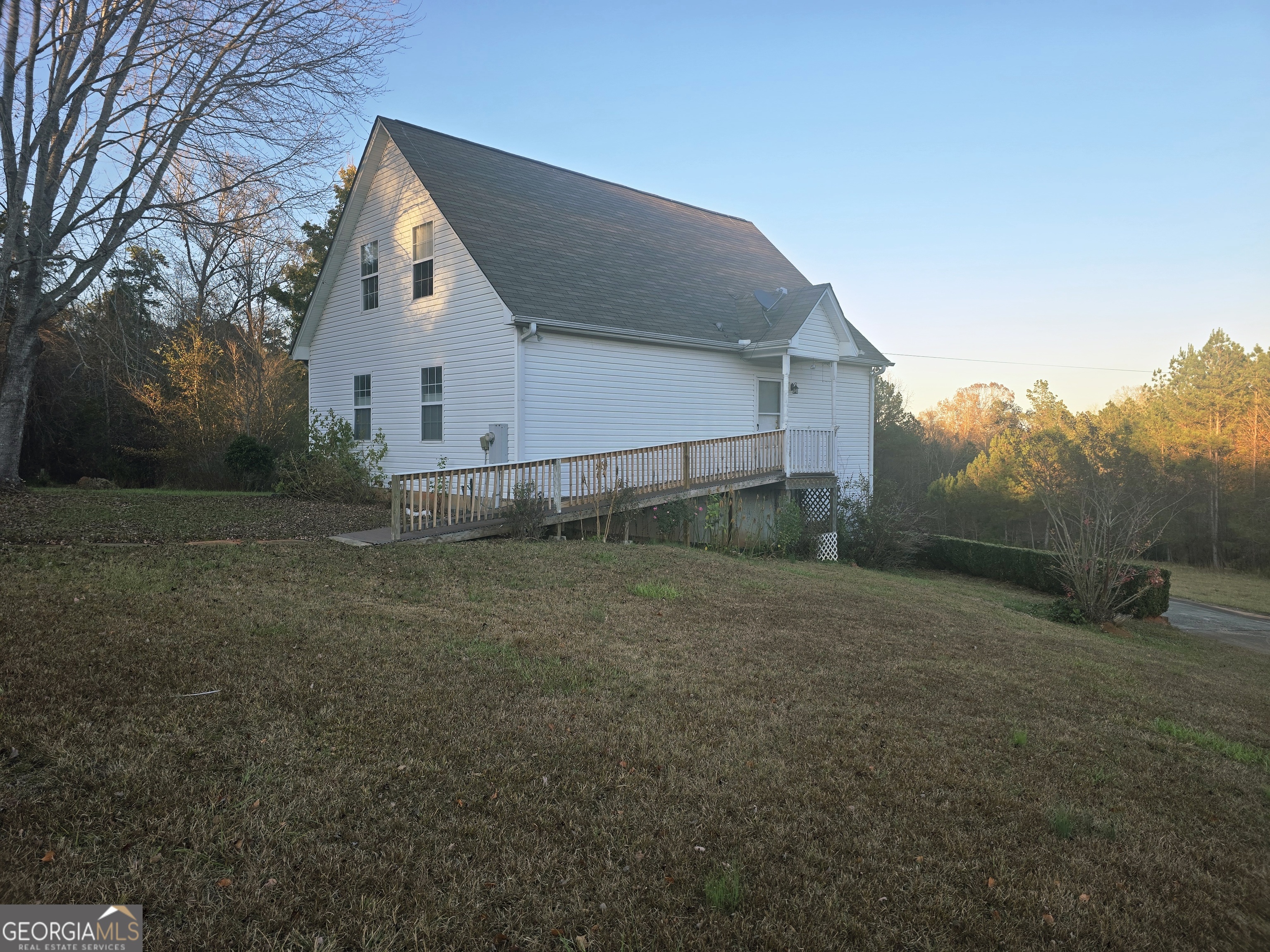 a view of a house with a yard