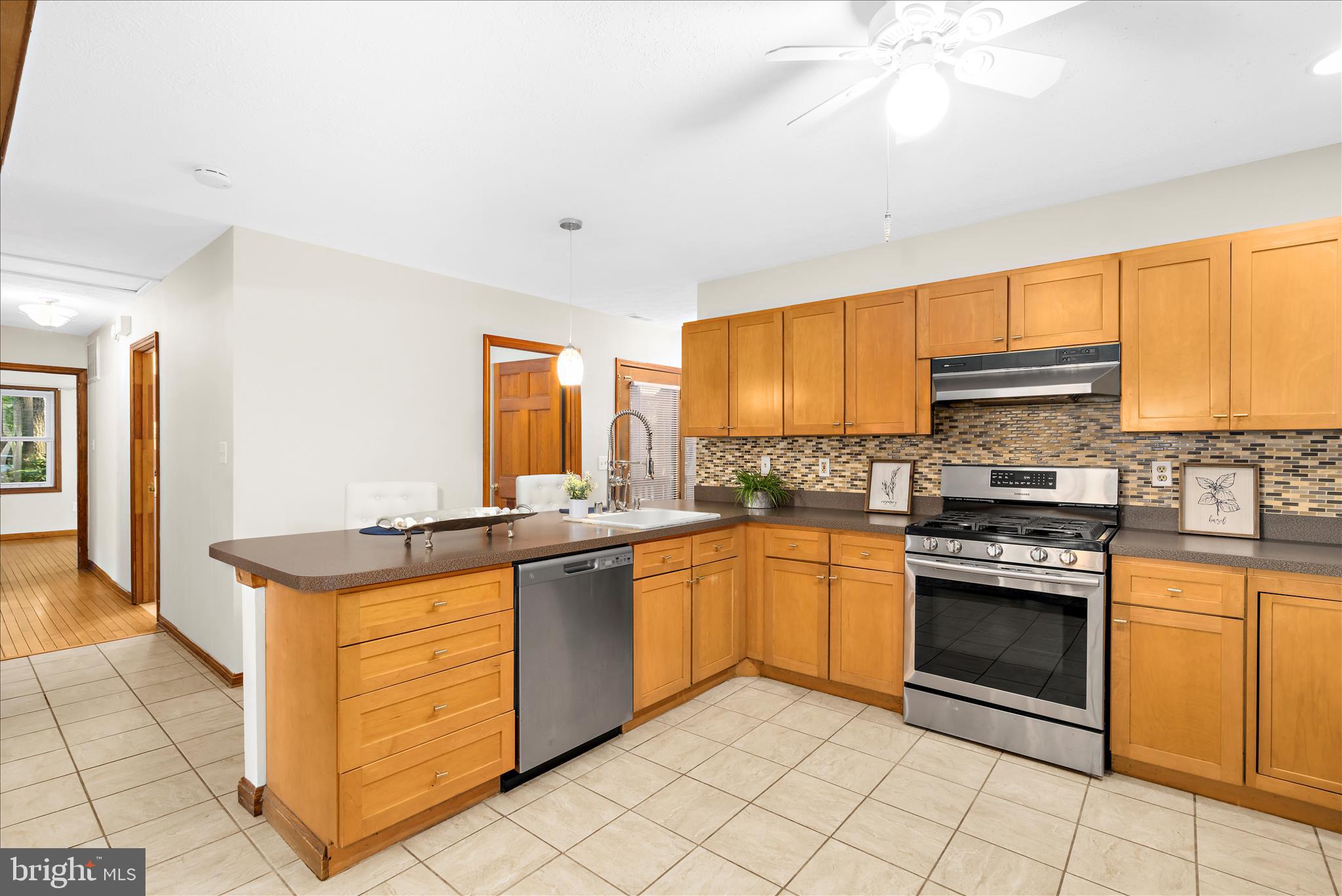 318 Wicomico Road Stevensville, MD 21666 - Photo 13 of 51 Spacious kitchen with peninsula