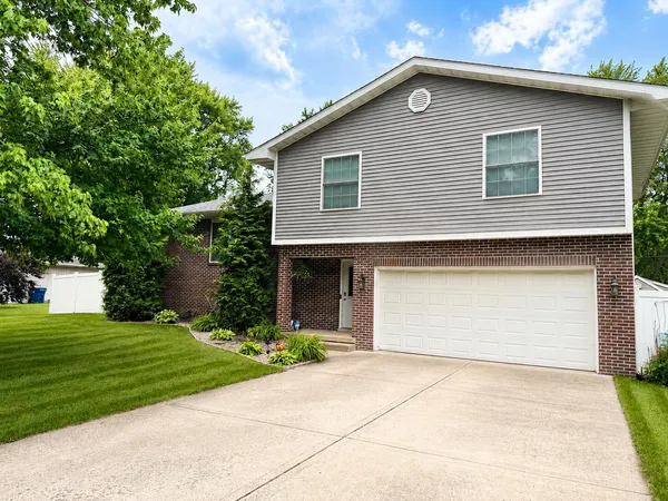 $370,000 | 1604 Hickory Street Southwest, De Motte, IN 46310