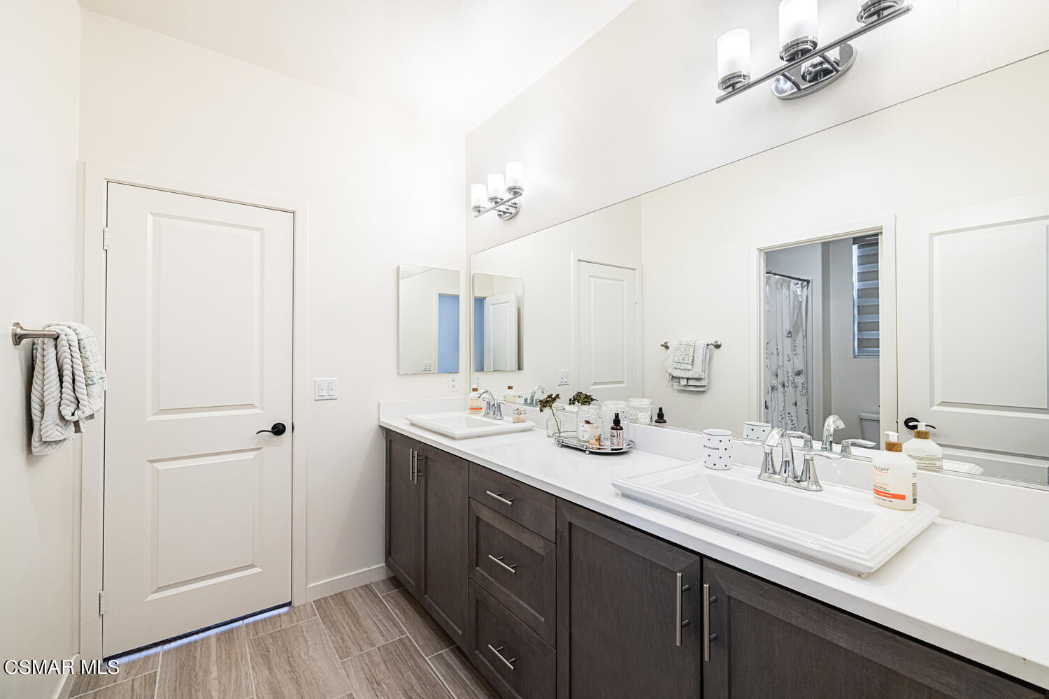 4616 Fannin Drive Simi Valley, CA 93063 - Photo 19 of 29 a bathroom with a double vanity sink and mirror