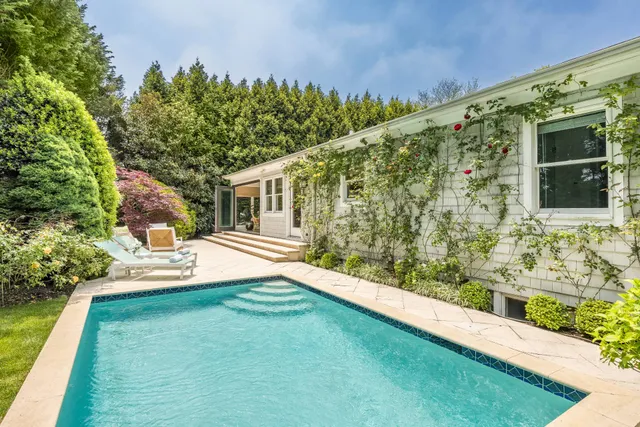 a view of back yard of the house