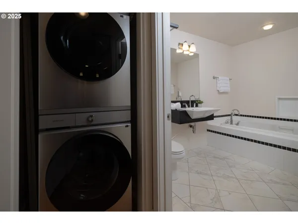 $420,000 | 3990 Abbey Lane, Unit B401, Astoria, OR 97103