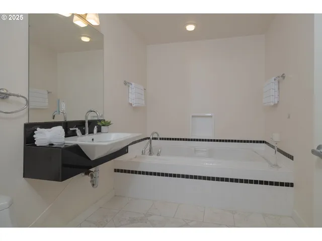 $420,000 | 3990 Abbey Lane, Unit B401, Astoria, OR 97103