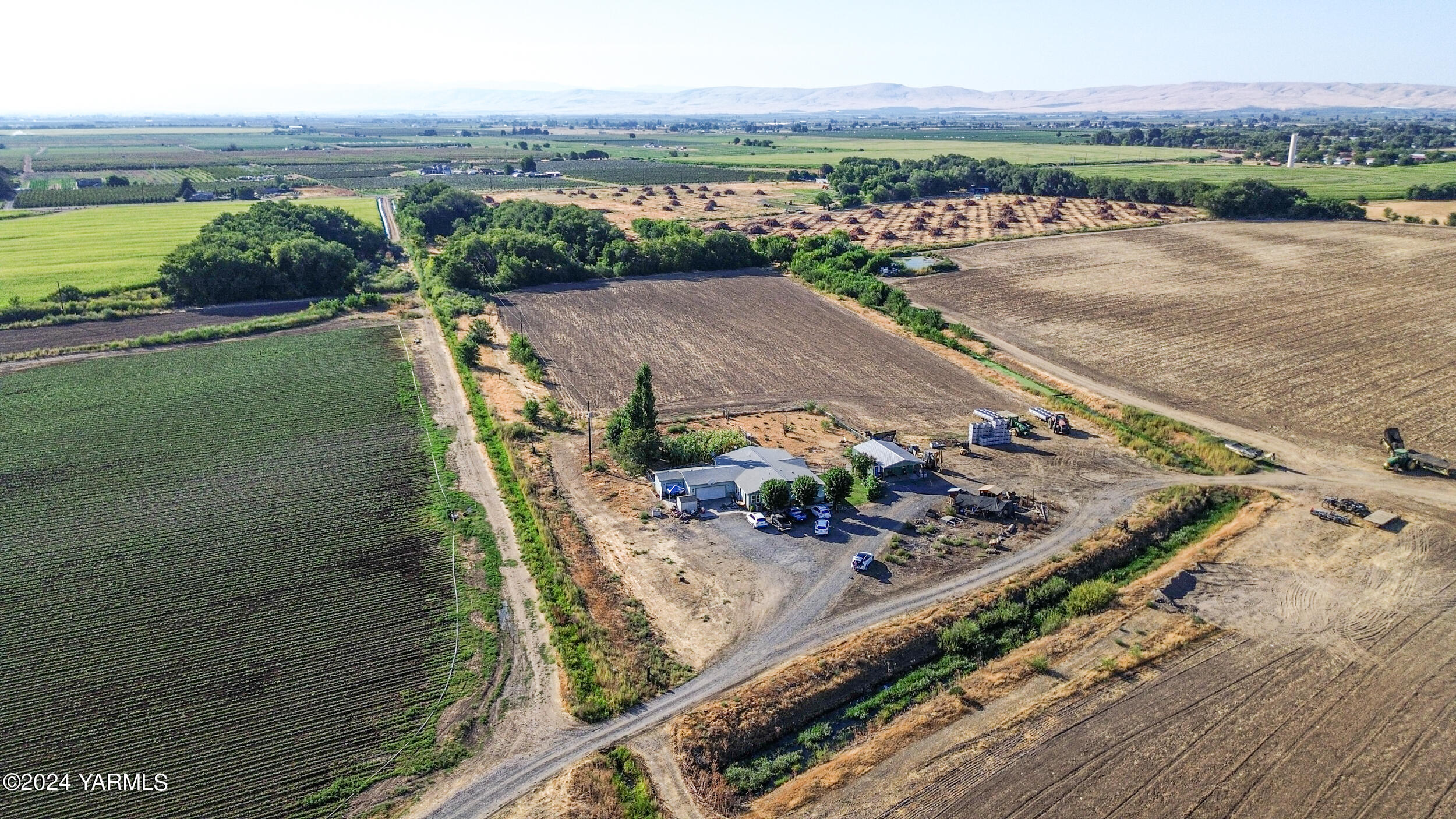 1649 Progressive Road Wapato, WA 98951 - Photo 6 of 30 a view of a city from a terrace