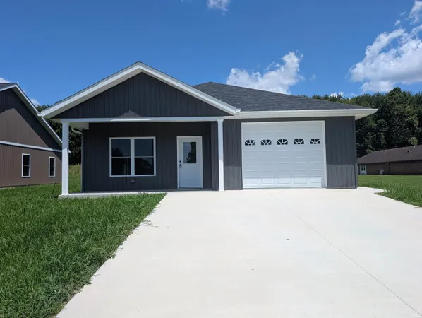 $269,000 | 219 Poplar Street, Loogootee, IN 47553