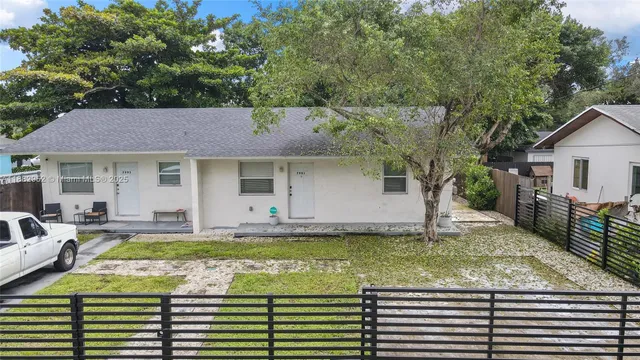 a view of a yard with plants