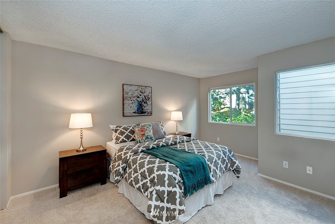 7501 Old Redmond Road, Unit 414 Redmond, WA 98052 - Photo 11 of 22 a bedroom with a bed and a lamp