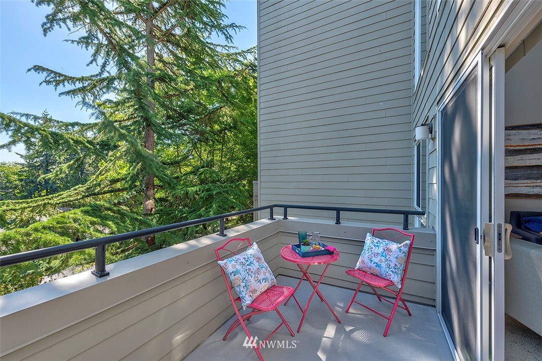 7501 Old Redmond Road, Unit 414 Redmond, WA 98052 - Photo 7 of 22 a outdoor view with a sitting space