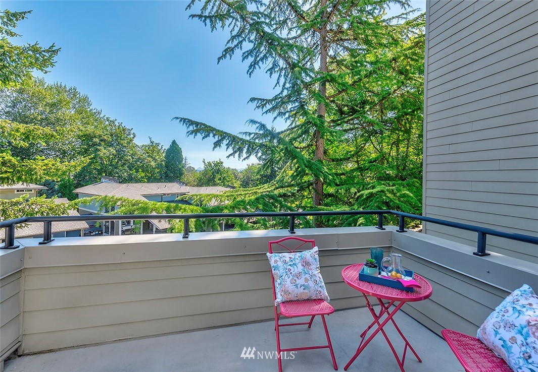 7501 Old Redmond Road, Unit 414 Redmond, WA 98052 - Photo 8 of 22 a view of a outdoor space with lounge chair