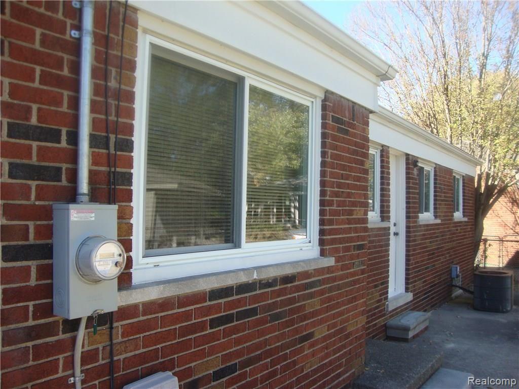 24804 Ridgecroft Avenue Eastpointe, MI 48021 - Photo 6 of 29