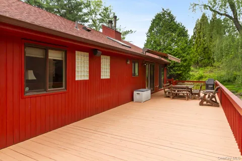 a view of a backyard with pathway