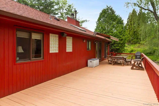 a view of a backyard with pathway