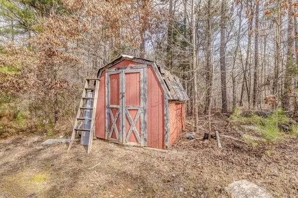 a house that is sitting in the middle of a yard