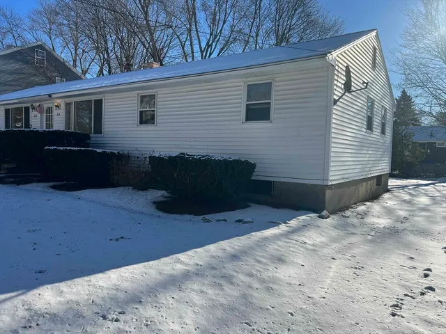 a view of backyard of the house
