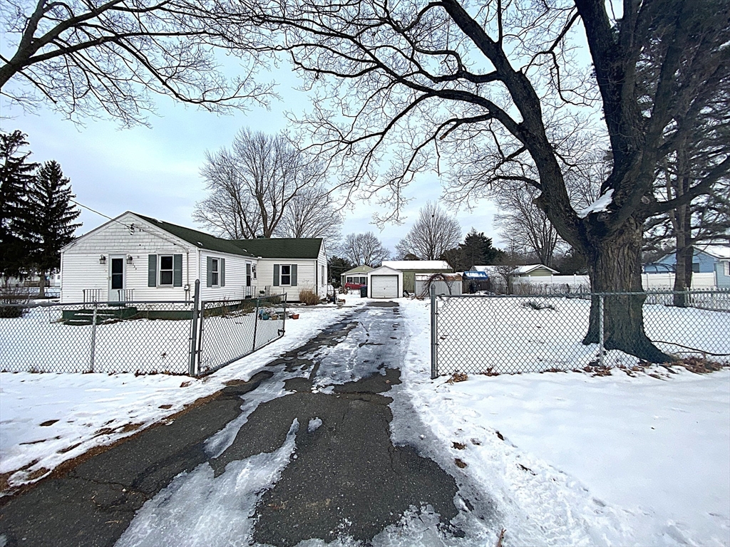 135 Lucerne Road Springfield, MA 01119 - Photo 3 of 15