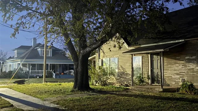 a view of a house with backyard