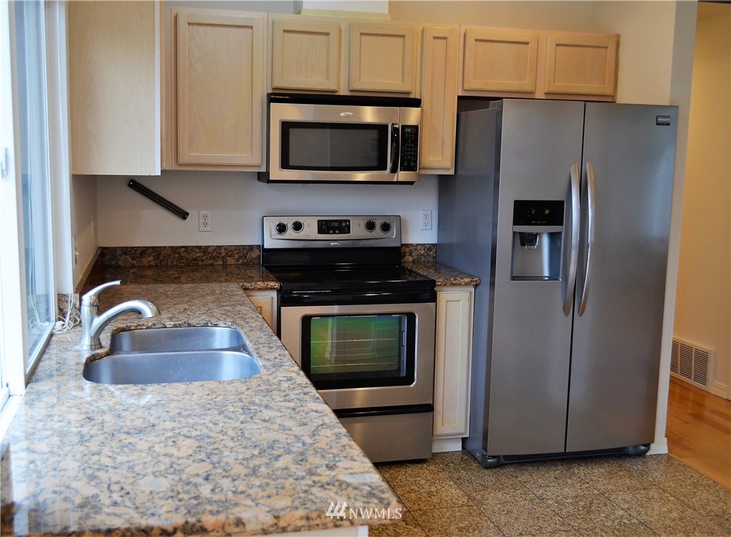 1173 Monterey Avenue Northeast Renton, WA 98056 - Photo 5 of 25