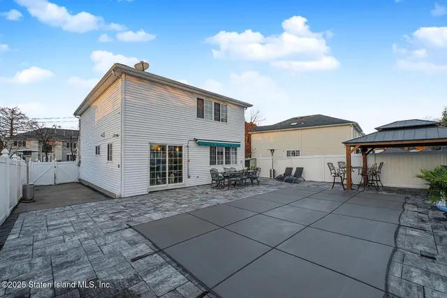 a view of a house with backyard