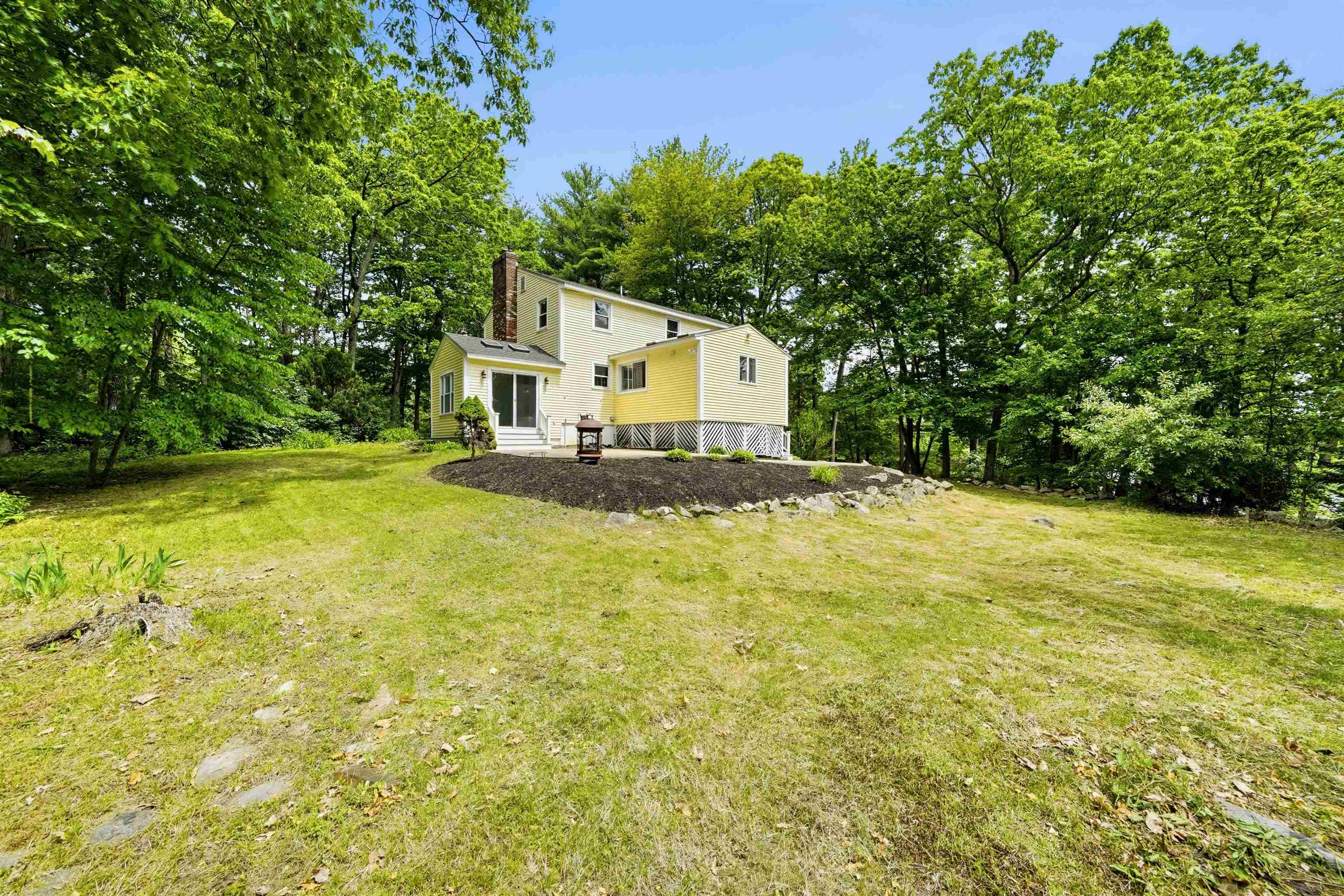 27 Gilcreast Road Londonderry, NH 03053 - Photo 3 of 40