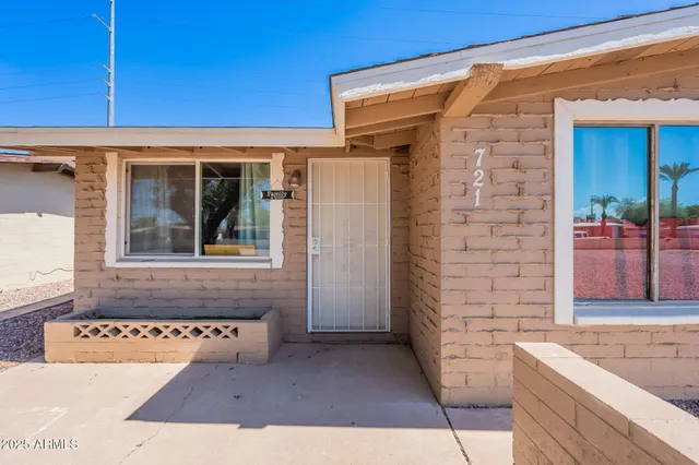 a view of entrance of the house