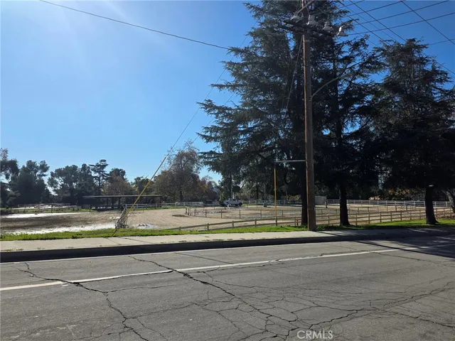 a view of a front of house with a yard