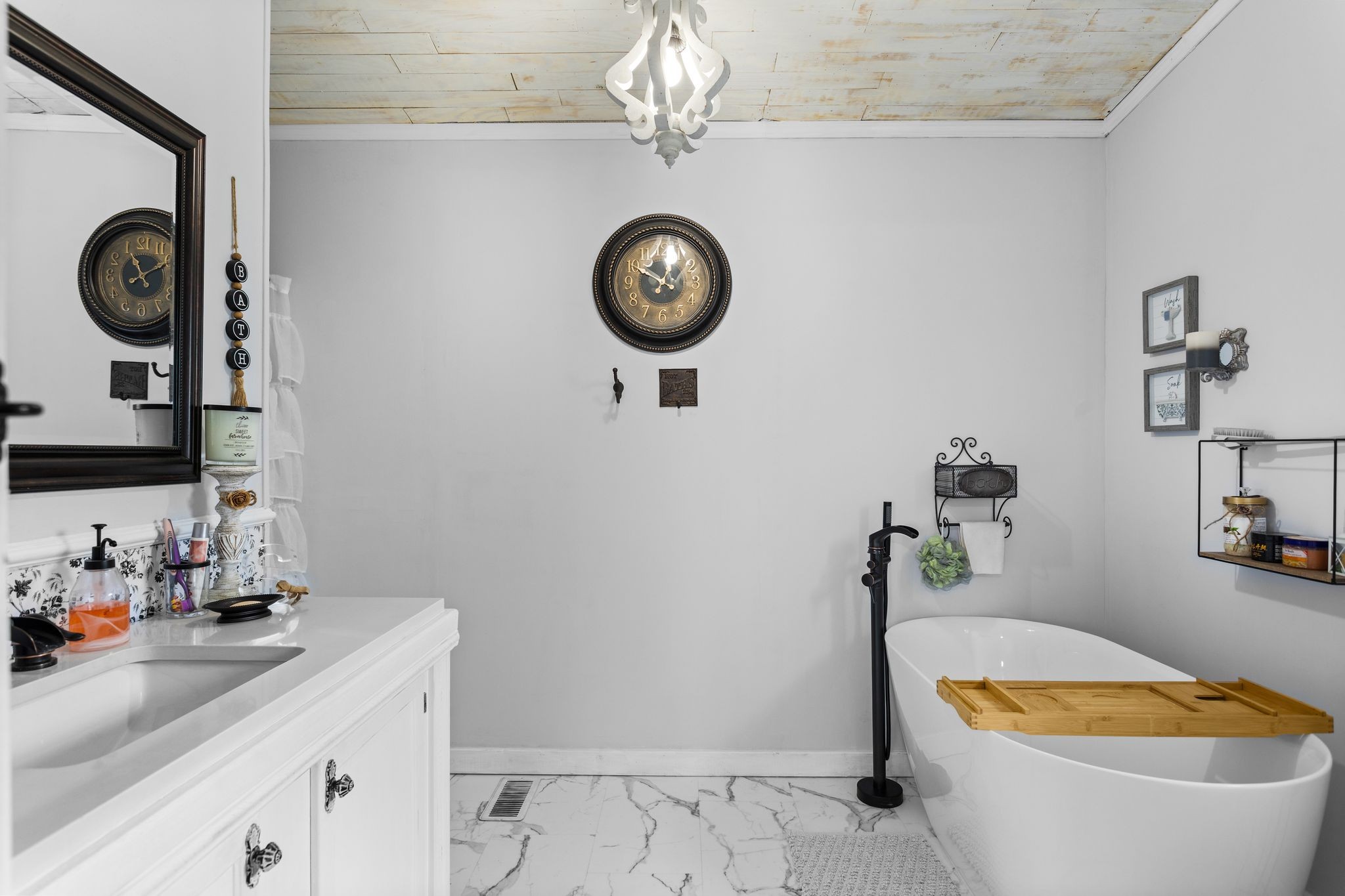 1892 Preacher Holt Road Mount Pleasant, TN 38474 - Photo 17 of 36 a bathroom with a sink and a mirror