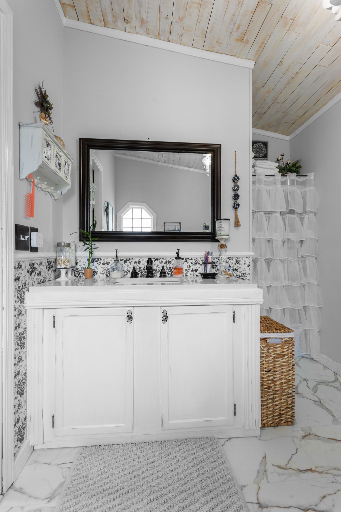 1892 Preacher Holt Road Mount Pleasant, TN 38474 - Photo 18 of 36 a bathroom with a sink and a mirror
