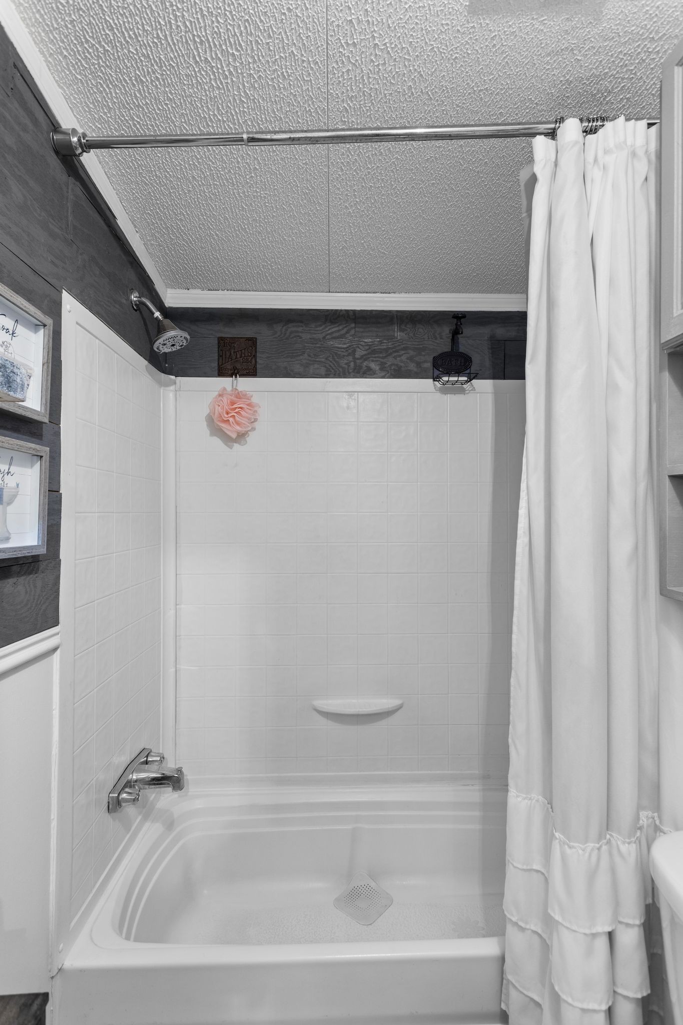 1892 Preacher Holt Road Mount Pleasant, TN 38474 - Photo 24 of 36 a bathroom with a shower and a tub