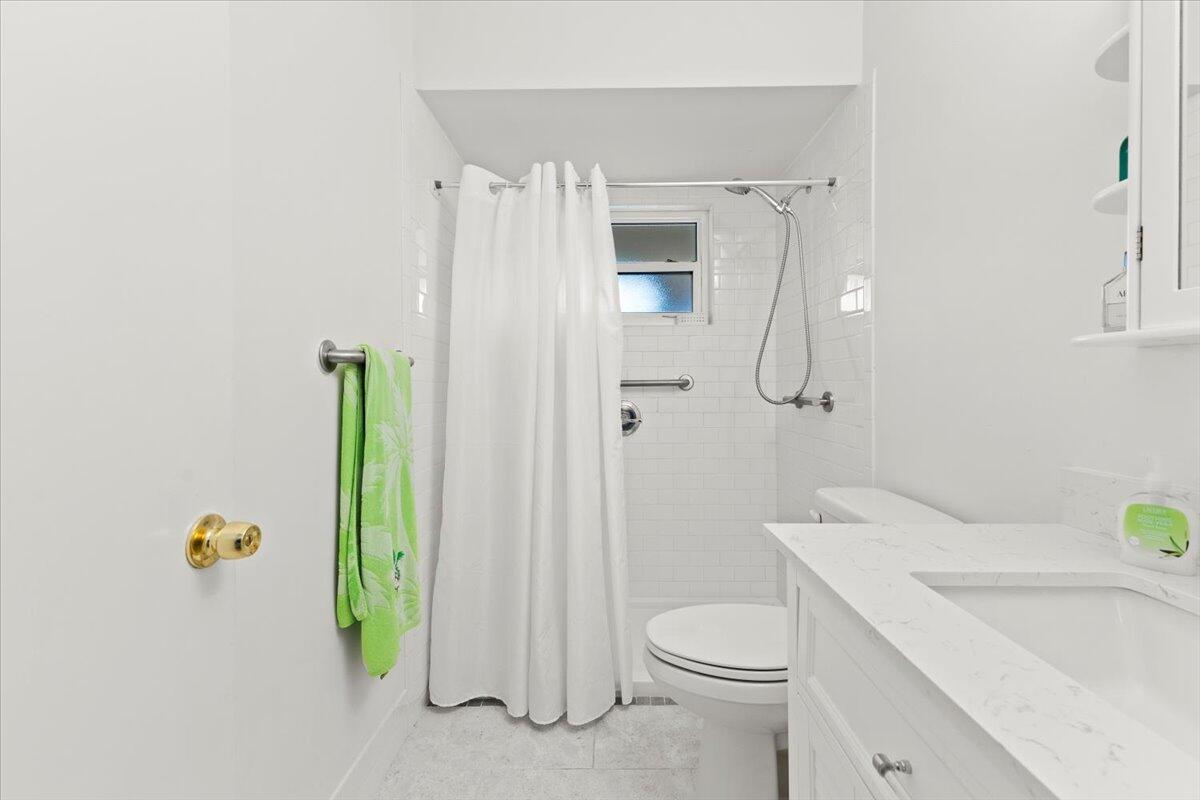 233 Rio Vista Circle, Unit 233 Atlantis, FL 33462 - Photo 19 of 33 Bathroom 2 ADA