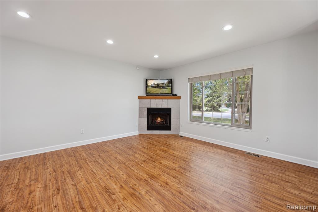 3395 West Maple Road Wixom, MI 48393 - Photo 5 of 50