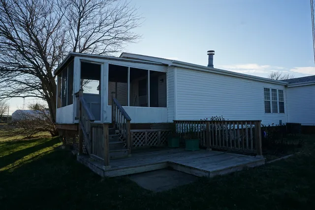 a view of house with a yard