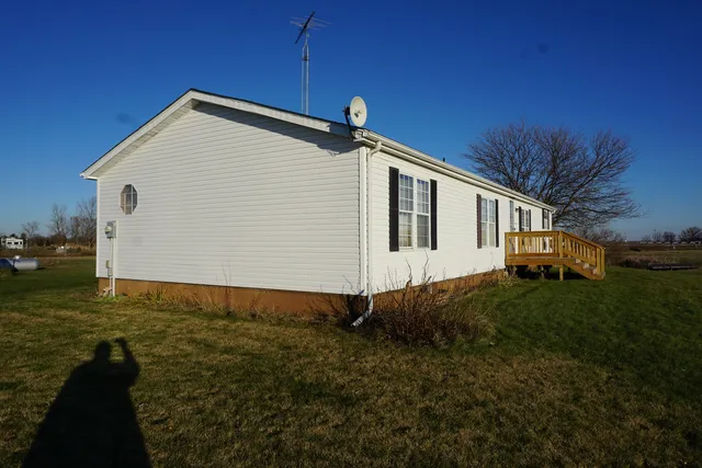 a view of a house with backyard