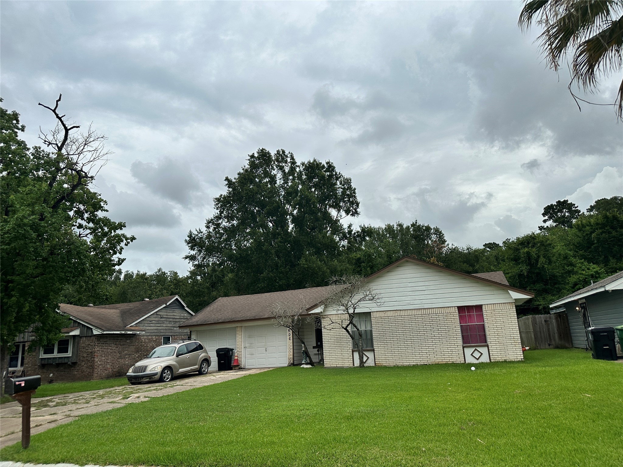 a view of a house with a yard