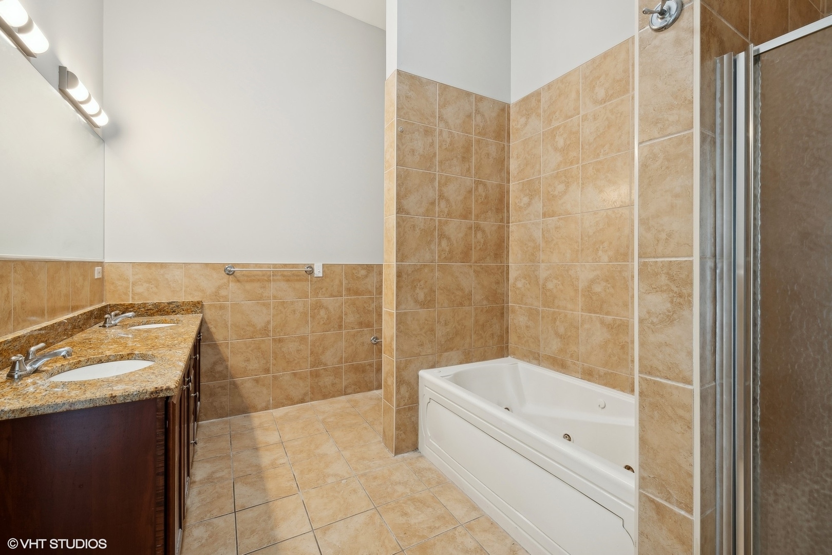 4646 South Prairie Avenue, Unit 3S Chicago, IL 60653 - Photo 20 of 42 a bathroom with a bathtub and shower
