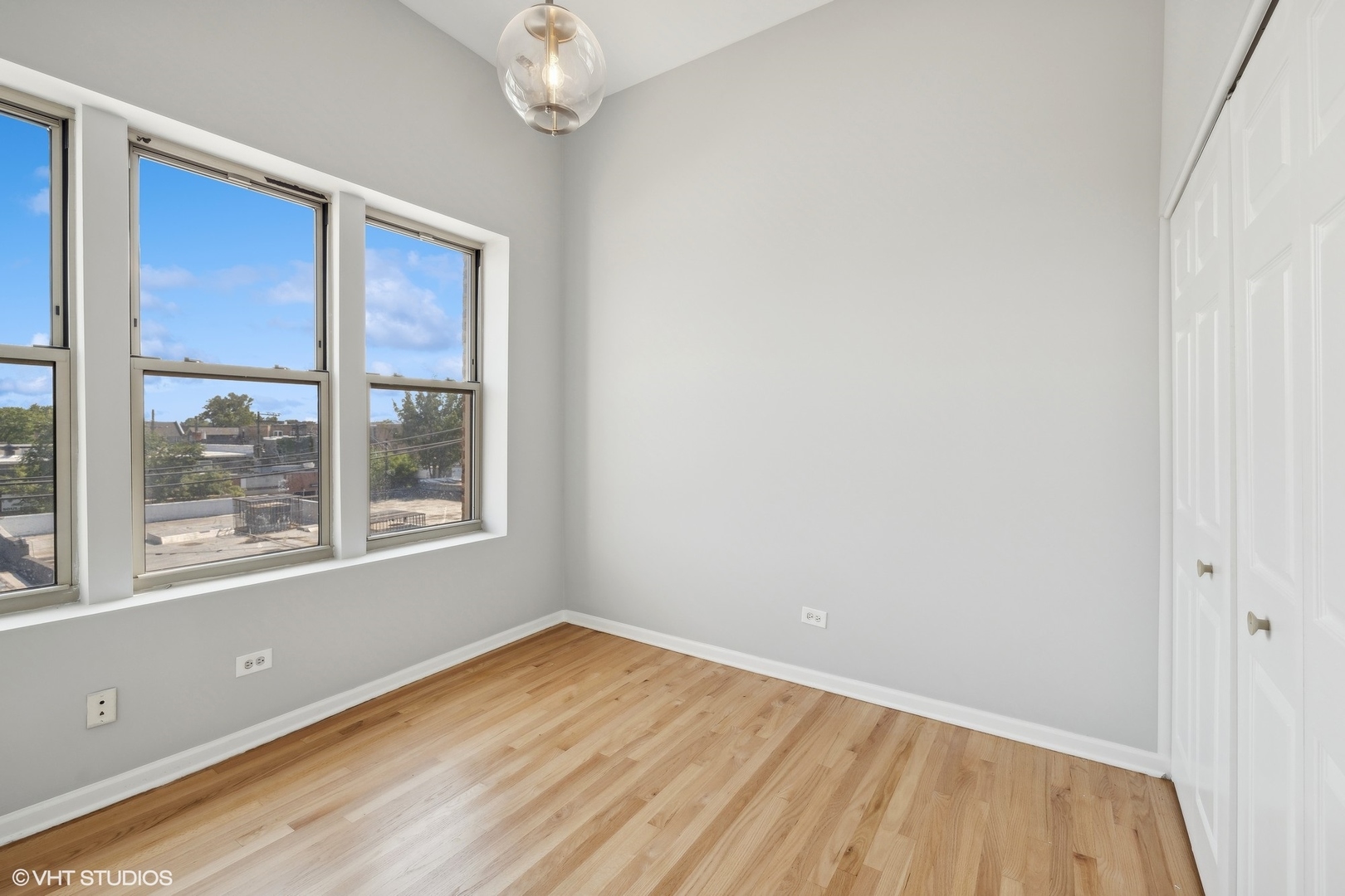 4646 South Prairie Avenue, Unit 3S Chicago, IL 60653 - Photo 24 of 42 an empty room with a window