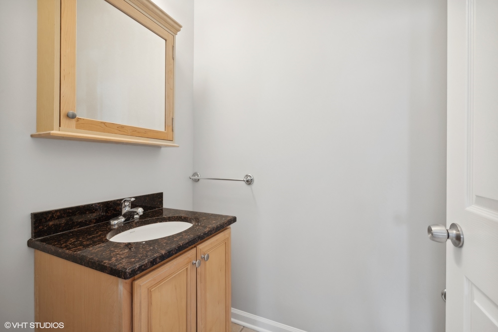 4646 South Prairie Avenue, Unit 3S Chicago, IL 60653 - Photo 27 of 42 a sink and a mirror